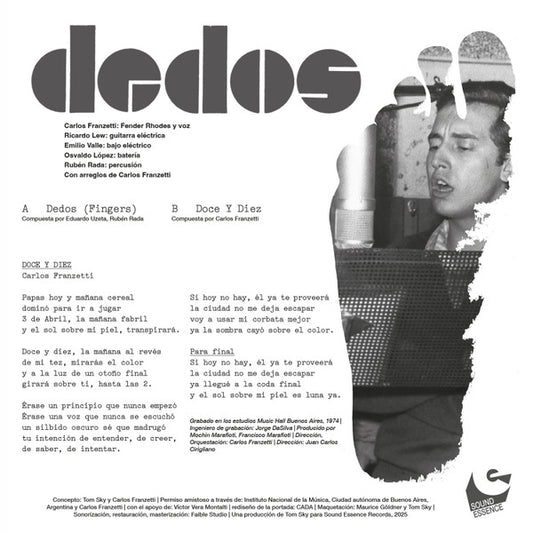 Portada trasera del vinilo "Dedos - Dedos" de Sound Essence en formato 7". Contiene créditos, lista de canciones y una imagen de estudio de grabación.
