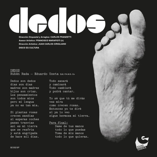 Portada delantera del vinilo "Dedos - Dedos" lanzado por el sello Sound Essence en formato 7". Diseño en blanco y negro con una huella de pie y tipografía moderna.