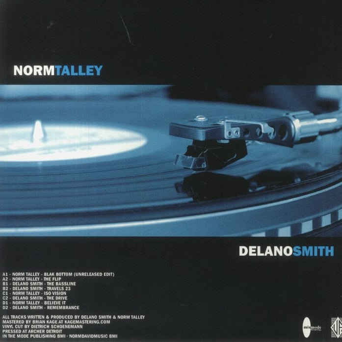 Contraportada del vinilo Delano Smith / Norm Talley – Straight Up No Chaser con tocadiscos azul, créditos visibles y listado completo de pistas del álbum 2xLP