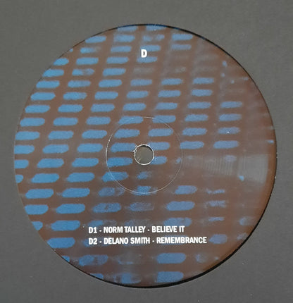Etiqueta del lado D del vinilo Delano Smith / Norm Talley – Straight Up No Chaser con patrón azul y pistas D1 Believe It y D2 Remembrance impresas en blanco