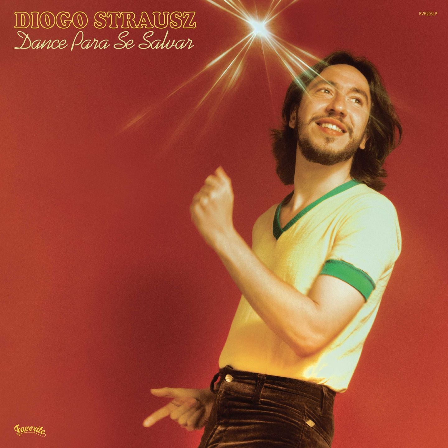 Portada del vinilo Diogo Strausz – Dance Para Se Salvar LP en Favorite Recordings, retrato con fondo rojo y luz brillante estilo retro disco.