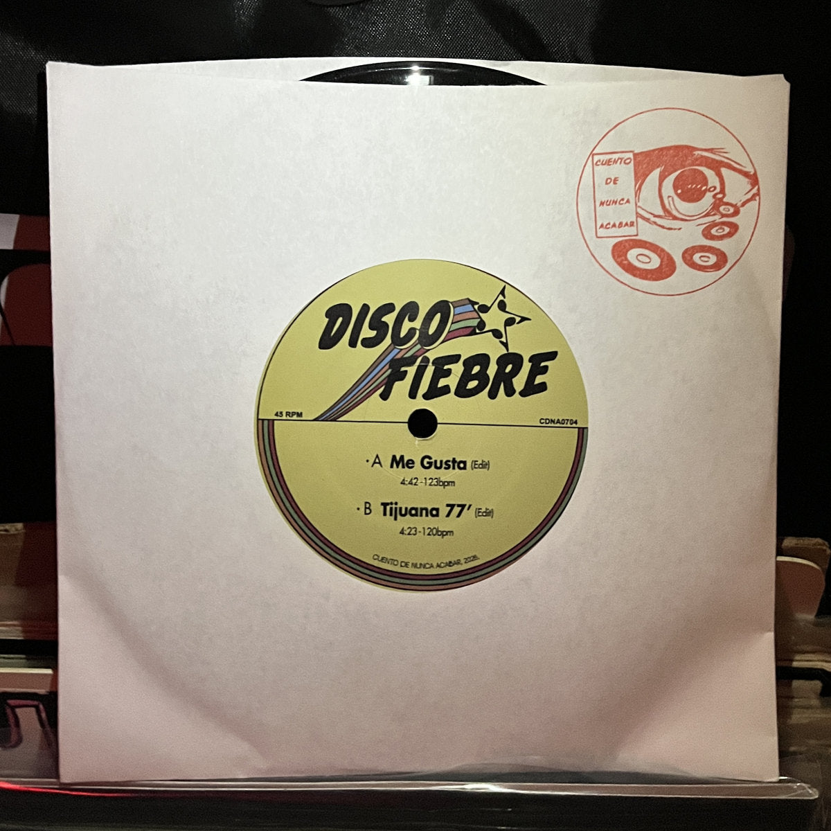 Portada del vinilo Disco Fiebre – Disco Fiebre Edits en funda blanca 7" del sello Cuento De Nunca Acabar.