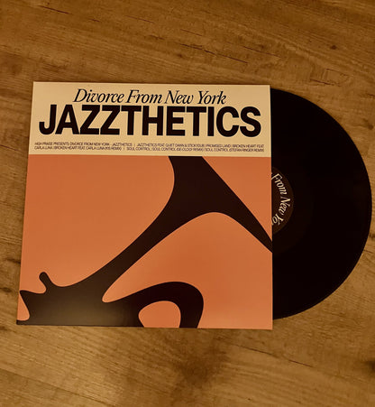 Funda portada del vinilo Divorce From New York – Jazzthetics, fotografía del 12" EP parcialmente fuera de la funda sobre suelo de madera.