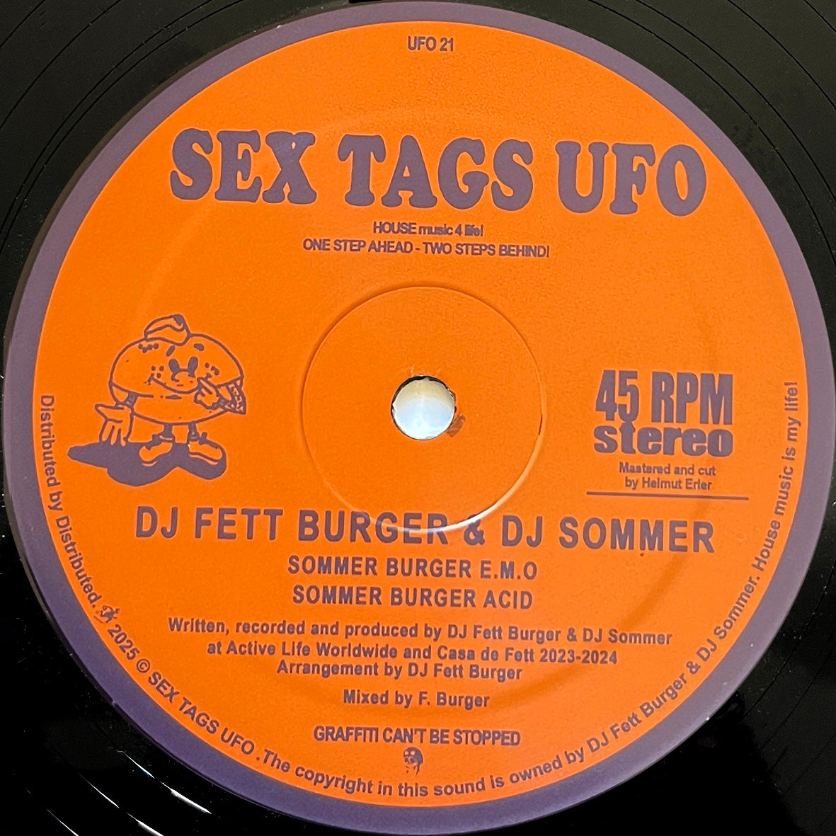 Etiqueta central del lado A del vinilo DJ Fett Burger & DJ Sommer – Sommer Burger House Life Vol 1 con los temas “Sommer Burger E.M.O” y “Sommer Burger Acid”, diseño en naranja y créditos técnicos.