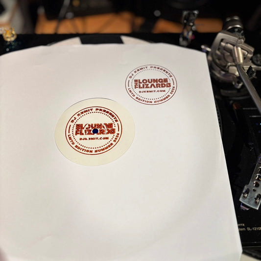 Funda del vinilo DJ Kemit Presents The Lounge Lizards – Lmtd Edition Summer 2026 sobre tornamesa, con etiqueta visible.