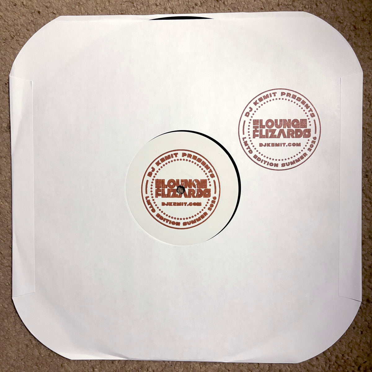 Portada del vinilo DJ Kemit Presents The Lounge Lizards – Lmtd Edition Summer 2026: funda blanca con sello circular.