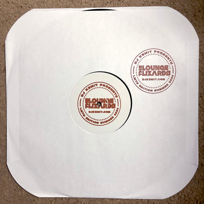 Portada del vinilo DJ Kemit Presents The Lounge Lizards – Lmtd Edition Summer 2026: funda blanca con sello circular.