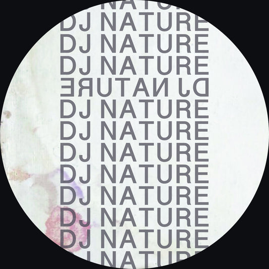 Lado B del vinilo DJ Nature – SuperStar / Train / Amor 12" de Hot Biscuit Recordings, etiqueta minimalista con repetición vertical de DJ Nature en gris sobre fondo blanco texturizado.