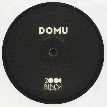 Etiqueta central lado A del vinilo Domu – Them Things en 12" por 2000 Black, diseño minimalista con logo en blanco sobre fondo negro.