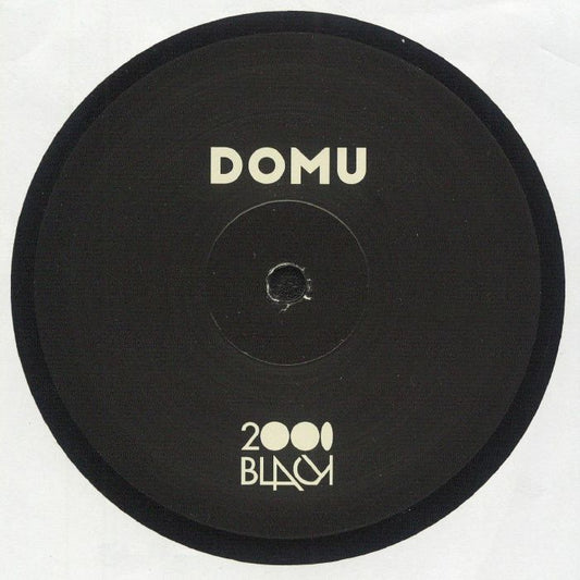 Etiqueta central lado A del vinilo Domu – Them Things en 12" por 2000 Black, diseño minimalista con logo en blanco sobre fondo negro.