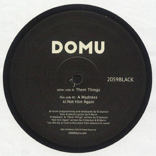 Etiqueta central lado B del vinilo Domu – Them Things en 12" de 2000 Black, con créditos, pistas “A Madness” y “Not Him Again”, y número de catálogo 2059BLACK.
