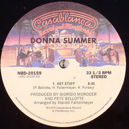 Etiqueta central del vinilo Donna Summer – Hot Stuff / Bad Girls (Casablanca, 12"), lado A. Presenta el tema “Hot Stuff” de 6:45, créditos de Giorgio Moroder y Pete Bellotte, con arte clásico del sello Casablanca.