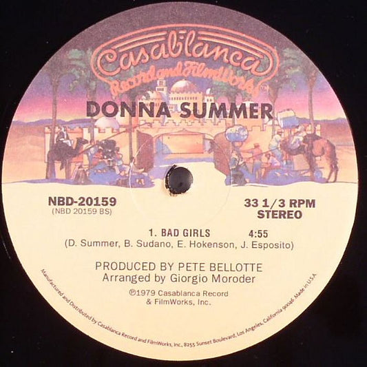 Etiqueta central del vinilo Donna Summer – Hot Stuff / Bad Girls (Casablanca, 12"), lado B. Muestra la pista “Bad Girls” de 4:55, producción de Pete Bellotte y arreglo de Giorgio Moroder, sobre fondo ilustrado del sello Casablanca.