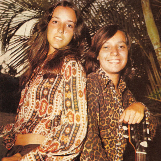 ortada del vinilo Elia y Elizabeth – Alegría, con las hermanas entre hojas de palma y una guitarra.