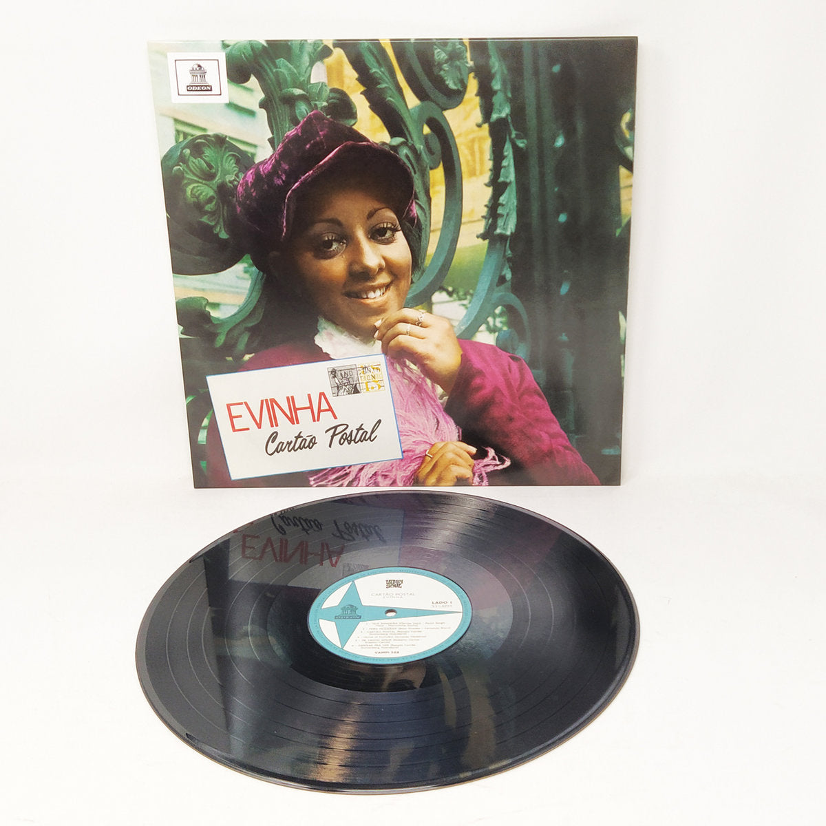 Vinilo Evinha – Cartão Postal LP reedición Vampi Soul con portada y disco fuera de la funda mostrando la etiqueta central.