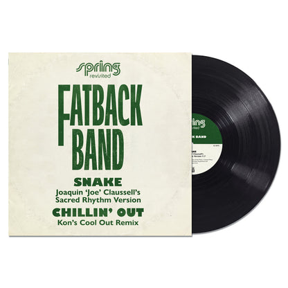 Vinilo 12" Fatback Band – Snake / Chillin' Out (Remixes) parcialmente fuera de su funda, mostrando la etiqueta central verde de Spring Revisited y el acabado brillante del disco.