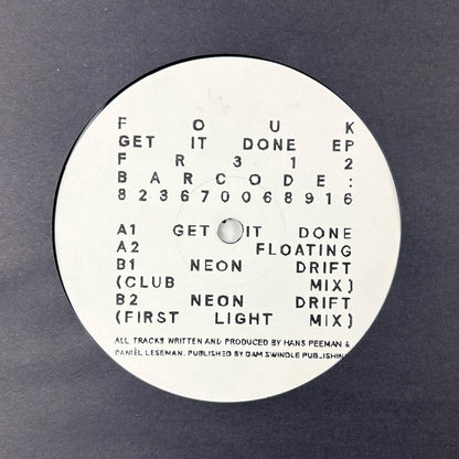 Portada del vinilo Fouk – Get It Done EP con etiqueta central blanca, pistas A1–B2, créditos y catálogo de Freerange Records visibles.