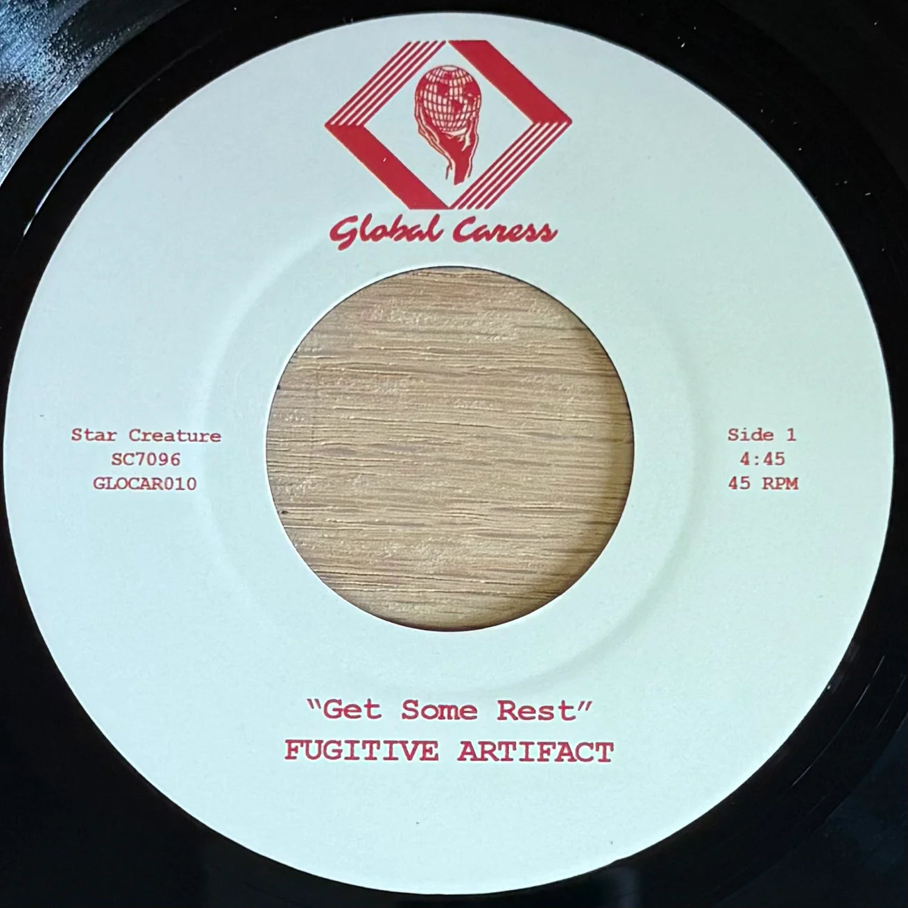 Lado A del vinilo Fugitive Artifact – Get Some Rest en Star Creature, etiqueta blanca con logo rojo, catálogo GLOCAR010 y 45 RPM.