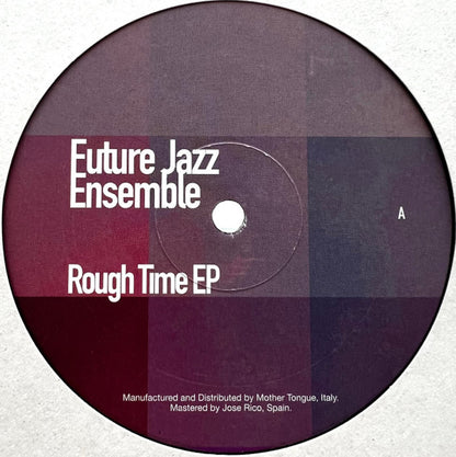 Etiqueta central del lado A del vinilo Future Jazz Ensemble – Rough Time EP, con fondo geométrico oscuro y tipografía blanca moderna que muestra el título del EP y créditos de masterización y distribución.