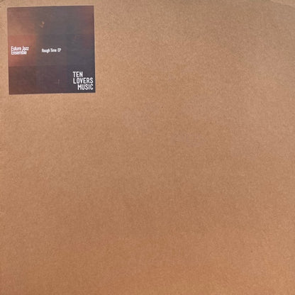 Portada del vinilo Future Jazz Ensemble – Rough Time EP de Ten Lovers Music, 12", EP, con diseño minimalista en cartón kraft y etiqueta cuadrada oscura con el logo del sello y los créditos del lanzamiento.