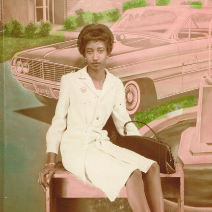 Fotografía vintage en la portada del vinilo Gabriels – Love & Hate In A Different Time (Parlophone, 12", EP, Reimpresión), con una mujer elegante frente a un coche clásico, evocando el alma del soul moderno.