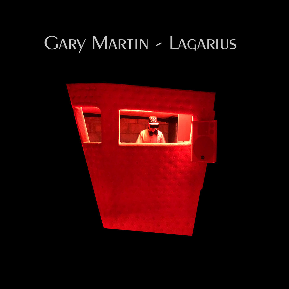 Portada del vinilo Gary Martin – Lagarius: fondo negro y fotografía de una cabina de DJ iluminada en rojo.