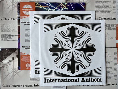 Fundas interiores del vinilo Gilles Peterson – Gilles Peterson Presents International Anthem con arte gráfico monocromo del sello.
