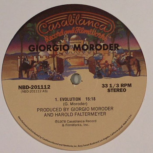 Etiqueta central del vinilo Giorgio Moroder – Evolution / I Wanna Rock You en el lado A, con la pista “Evolution” (15:18) producida por Giorgio Moroder y Harold Faltermeyer, sobre fondo artístico del sello Casablanca; reedición 12" con créditos y número de catálogo NBD-201112 claramente visibles.