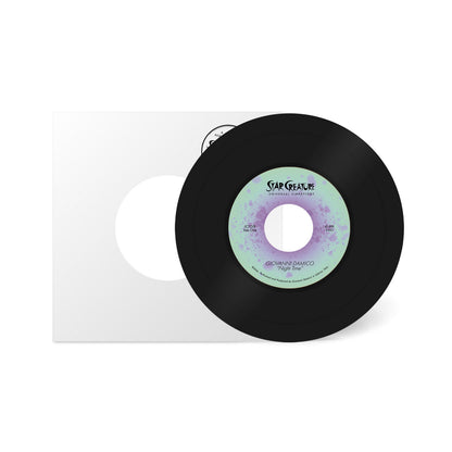 Vinilo 7" Giovanni Damico – Night Time fuera de la funda blanca, con label Star Creature pastel y créditos visibles.