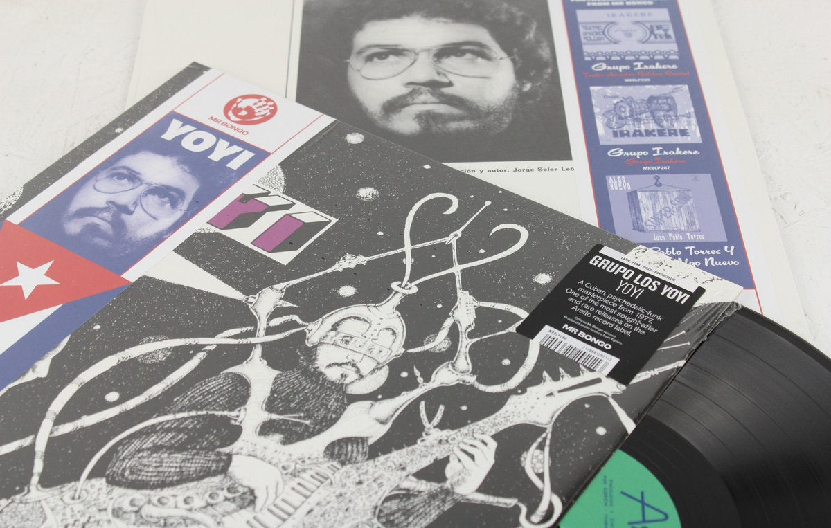 Funda del vinilo Grupo Los Yoyi – Yoyi con banda de Mr Bongo, disco negro y material interior con retrato.