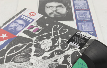 Funda del vinilo Grupo Los Yoyi – Yoyi con banda de Mr Bongo, disco negro y material interior con retrato.