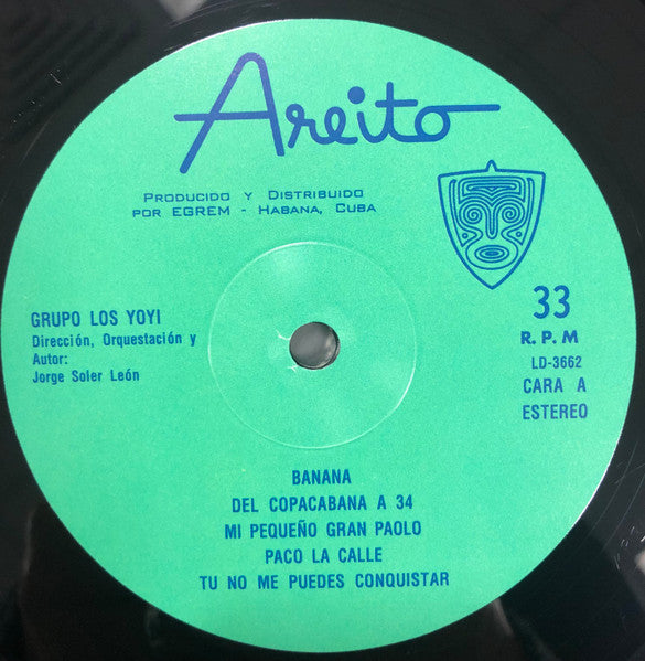 Etiqueta central lado A del vinilo Grupo Los Yoyi – Yoyi, con pistas, créditos y sello Areito visible.