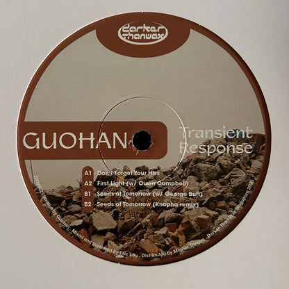 Lado A del vinilo Guohan – Transient Response 12" en Darker Than Wax, etiqueta con tracklist A1 A2 B1 B2 y arte de escombros.