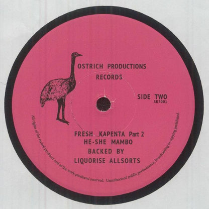 Lado B del vinilo 7", reedición: etiqueta rosa, Fresh Kapenta Part 2 y créditos visibles. He-She Mambo Backed By Liquorise Allsorts – Fresh Kapenta, Strawberry Rain.