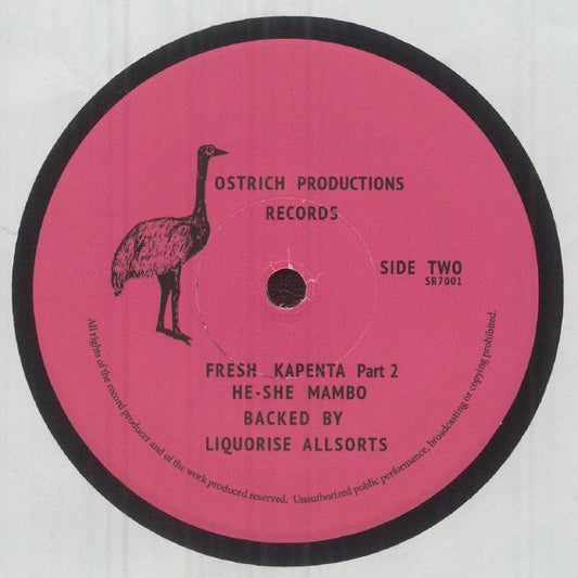 Lado B del vinilo 7", reedición: etiqueta rosa, Fresh Kapenta Part 2 y créditos visibles. He-She Mambo Backed By Liquorise Allsorts – Fresh Kapenta, Strawberry Rain.