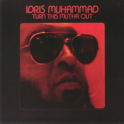 Portada del vinilo Idris Muhammad – Turn This Mutha Out LP reedición Soul Brother Records con retrato rojo y gafas oscuras.