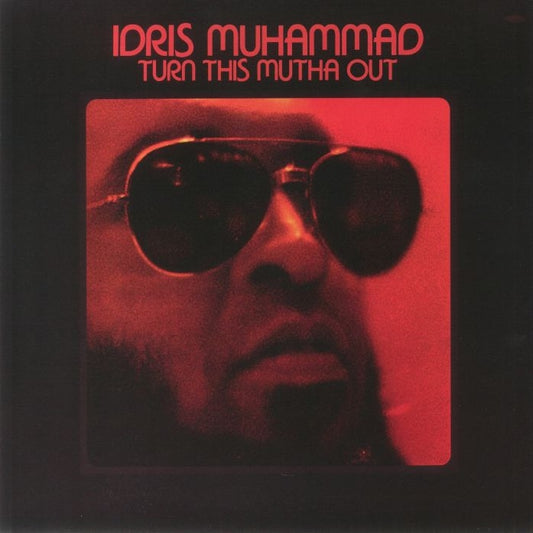 Portada del vinilo Idris Muhammad – Turn This Mutha Out LP reedición Soul Brother Records con retrato rojo y gafas oscuras.