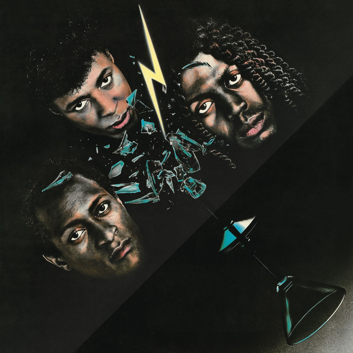 Contraportada del vinilo Imagination – Night Dubbing, con tres retratos, vidrio roto y un rayo sobre fondo negro.