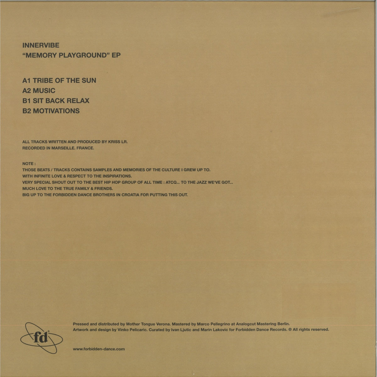 Contraportada del vinilo Innervibe – Memory Playground EP en Forbidden Dance, lista de 4 pistas con créditos de producción y agradecimientos impresos en tipografía negra sobre fondo marrón.