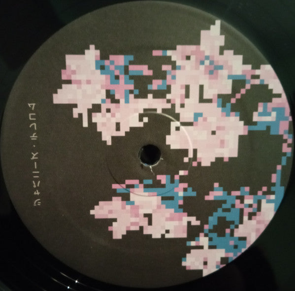 Etiqueta decorativa del vinilo Japanese Telecom – Virtual Geisha con arte floral pixelado y caracteres japoneses en vertical.