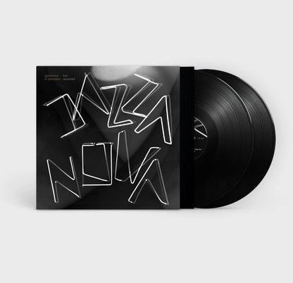 Vinilo doble parcialmente fuera de su funda con portada de Jazzanova – In Between - Live Revisited al frente.