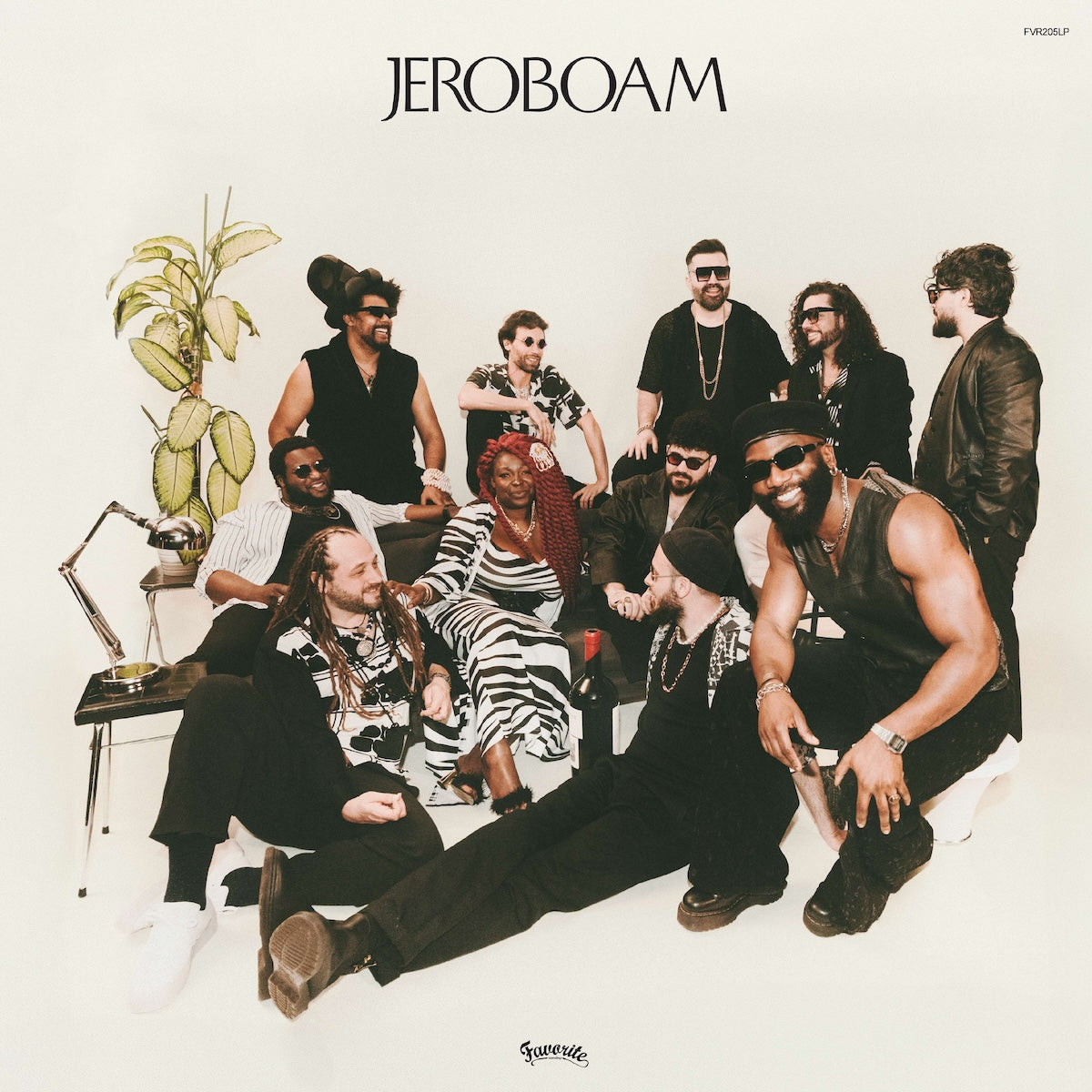 Portada del vinilo Jéroboam – Jeroboam con la banda reunida en estudio y diseño crema de Favorite Recordings.