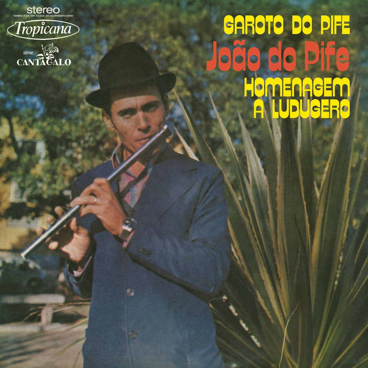 Portada del vinilo João Do Pife – Garoto Do Pife / Homenagem A Ludugero, músico tocando pife al aire libre, sencillo 7" de Mr Bongo.
