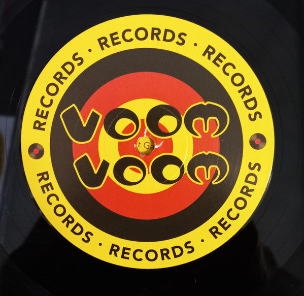 Lado B vinilo Joshua Sithole – Joshua Sithole's Africa LP reedición Voom Voom Records, logo Voom Voom circular rojo y amarillo.