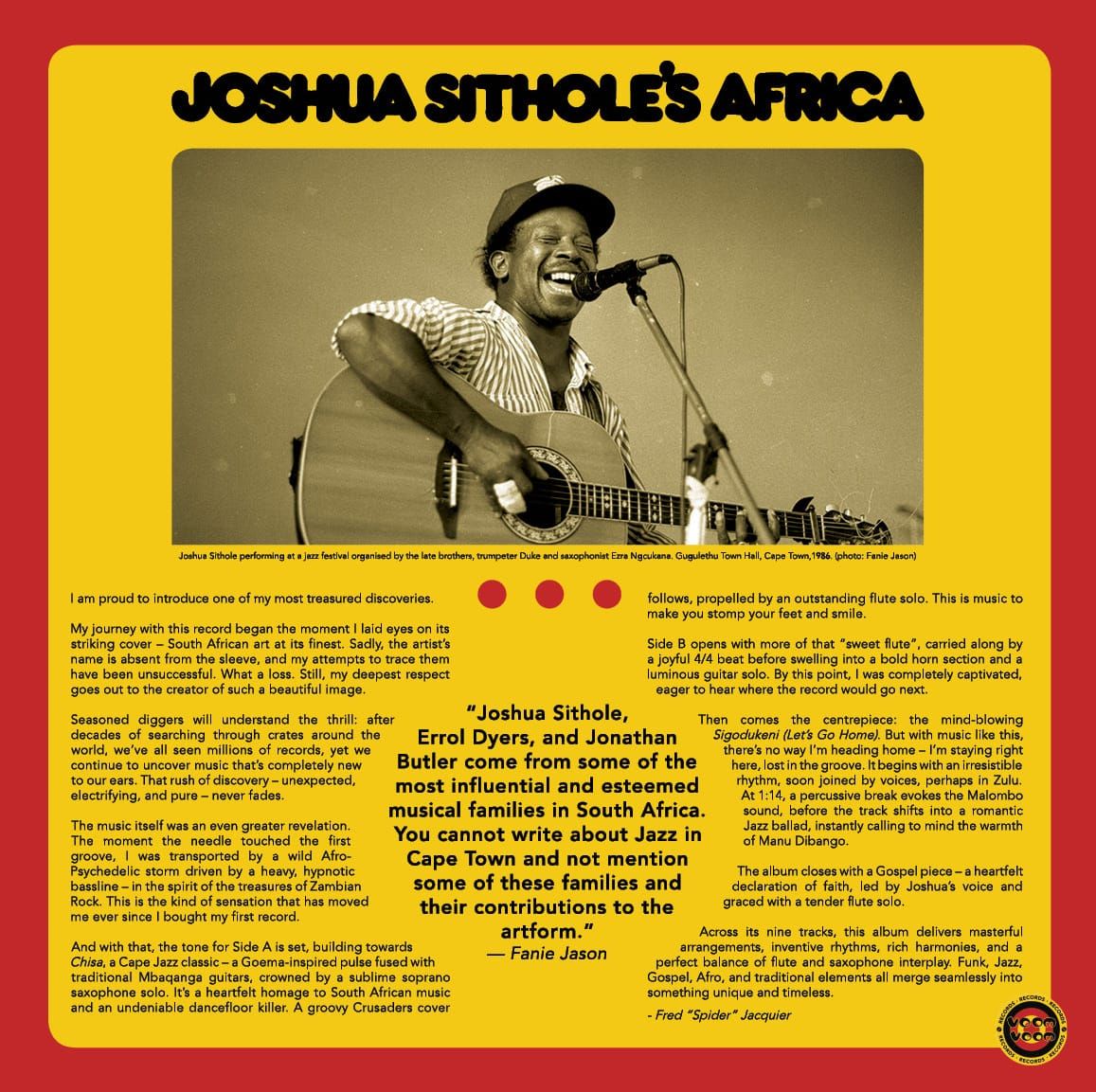 Insert interior vinilo Joshua Sithole – Joshua Sithole's Africa LP reedición Voom Voom Records, texto, foto tocando guitarra.