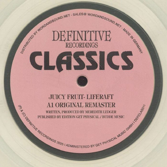 Portada delantera del vinilo Juicy Fruit – Liferaft, lanzado por el sello Definitive Recordings en formato 12" transparente. Incluye el lado A con la versión original remasterizada. Texto impreso: “JUICY FRUIT – LIFERAFT A1 ORIGINAL REMASTER. WRITTEN, PRODUCED BY MEREDITH LEDGER. PUBLISHED BY EDITION GET PHYSICAL / BUDDE MUSIC.”