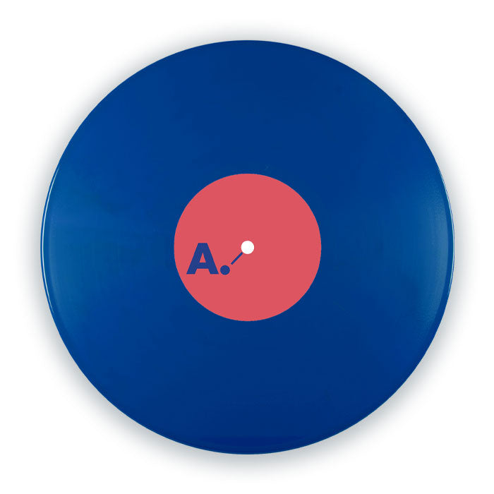 Vista superior del vinilo azul Karizma – Tech This Out Pt. 1 de 12 pulgadas, destacando el diseño gráfico limpio y colorido de la etiqueta central del lado A.