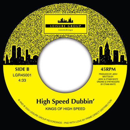 Etiqueta central lado B en vinilo Kings Of High Speed – False Start Dub b/w High Speed Dubbin' de Leisure Group Recordings, muestra pista High Speed Dubbin' con duración 4:33, créditos a JKriv y Ethan White, catálogo LGR45001 y diseño amarillo con silueta urbana.