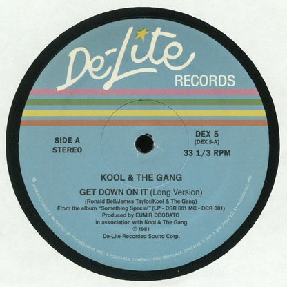 Etiqueta central del lado A del vinilo Kool & The Gang – Get Down On It / Summer Madness, con créditos de “Get Down On It (Long Version)” y sello De-Lite Records.