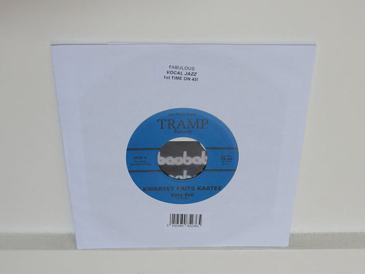 Funda del vinilo Kwartet Frits Kaatee – Easy Evil de Tramp Records mostrando el disco 7" azul parcialmente visible, ideal para coleccionistas de sencillos jazz y vocal jazz en 45 RPM.